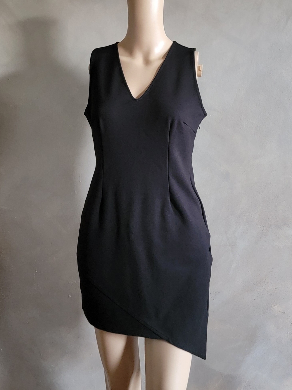 Romeo & Juliet Couture Black Sleeveless V-Neck Mini Dress M